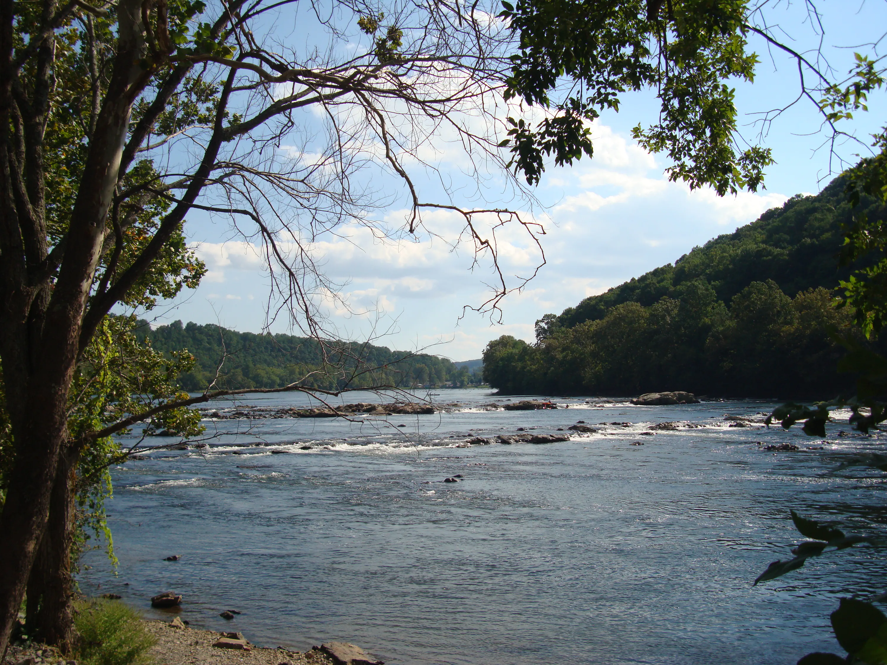 James River and surrounding autumn scenery